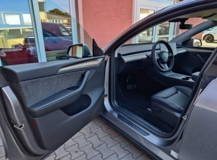 Tesla - Model Y
