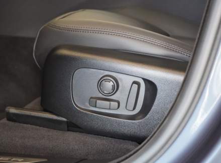Land Rover - Range Rover Velar