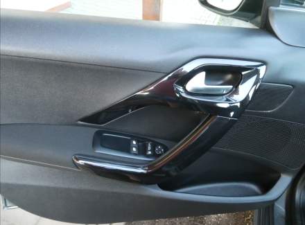 Peugeot - 208