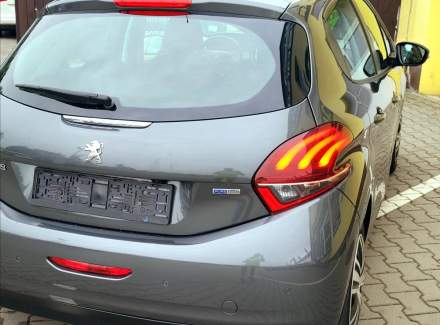 Peugeot - 208