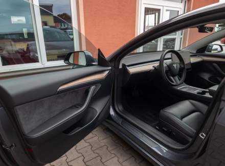 Tesla - Model 3