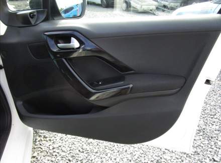 Peugeot - 208