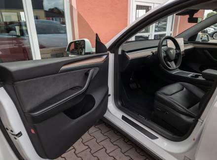 Tesla - Model Y