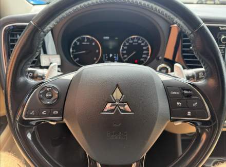 Mitsubishi - Outlander