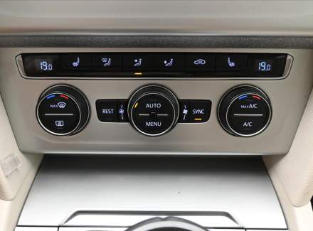 Volkswagen - Passat
