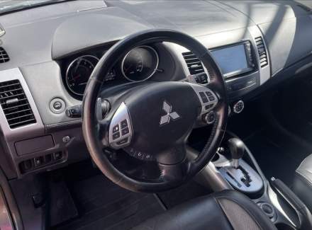 Mitsubishi - Outlander