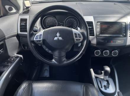 Mitsubishi - Outlander