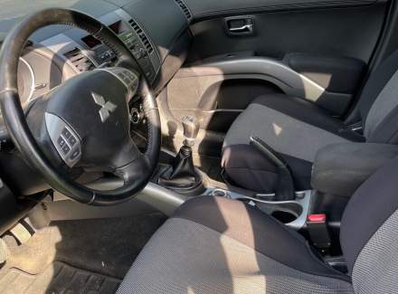 Mitsubishi - Outlander