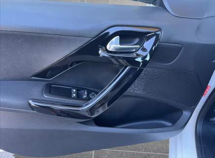 Peugeot - 208