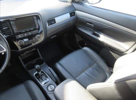 Mitsubishi - Outlander